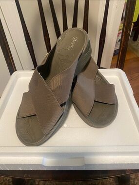 Bzees “Desire” Criss/Cross Sandal 10 WIDE EUC.